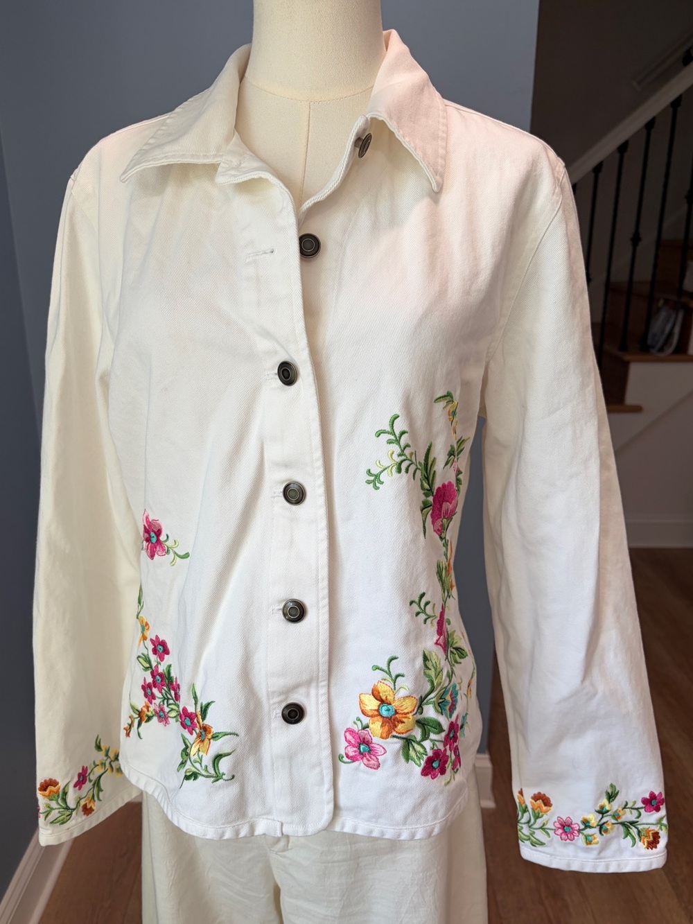 Talbots White Embroidered Floral Denim Jacket 100% Cotton Button Front Small